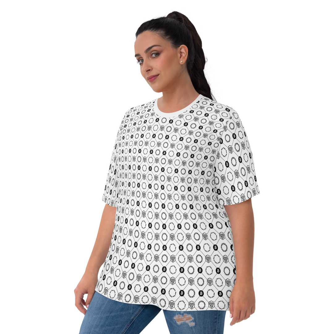 HODL Damen Shirt "First Edition White" front with curve model 